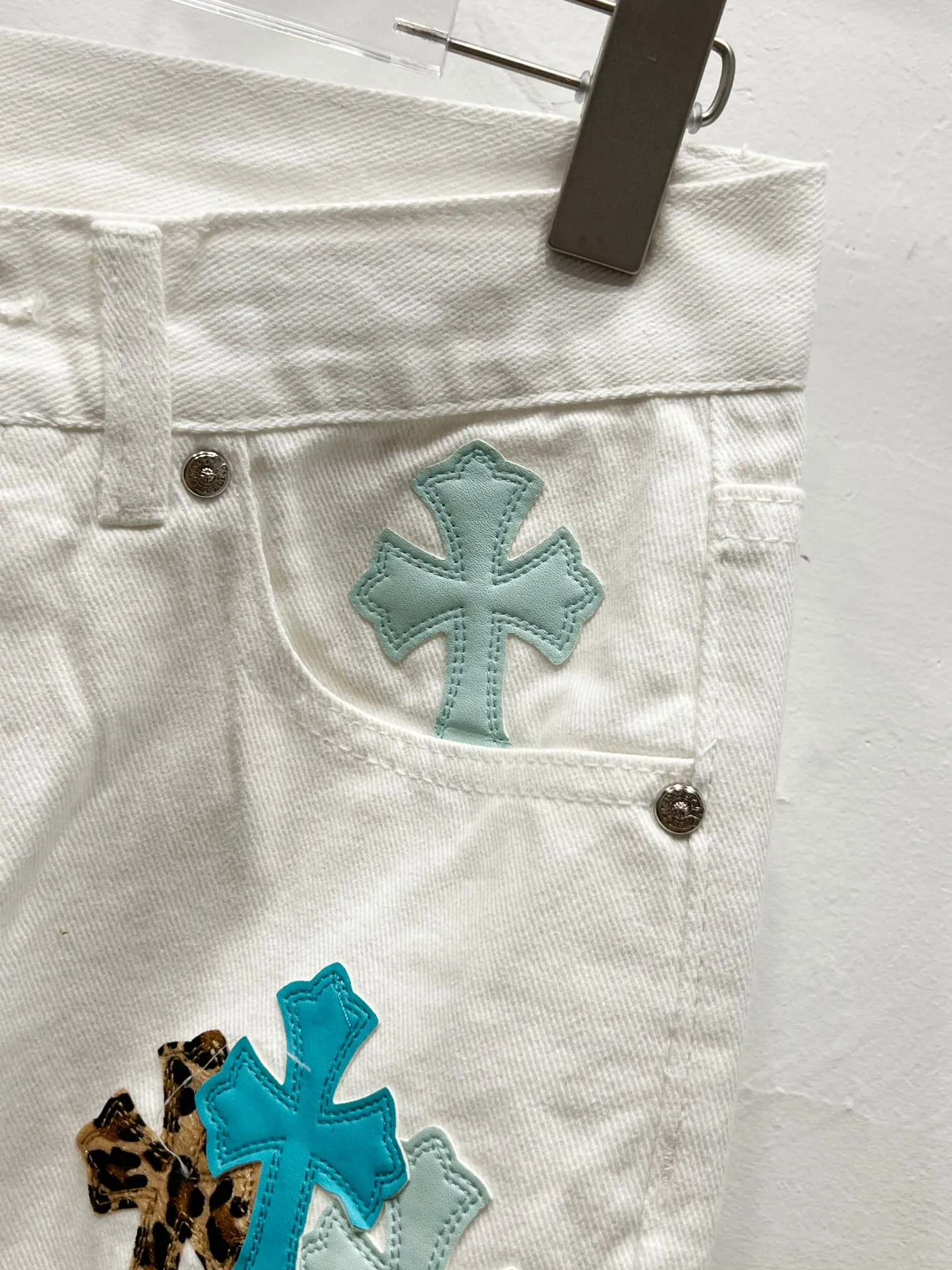 P260 Style No.: (c016) Croxin & 𝐂𝐡𝐫𝐨𝐦𝐞 𝐇𝐞𝐚𝐫𝐭 ss25 new ice blue leopard print cross patchwork leather jeans. Styles with different washed textures are very friendly to people with thin legs. The slightly flared version perfectly modifies the shape of the legs. The timeless and moderate length makes it easy to match and match. It is the basis for various styles and is a must-have in your wardrobe! The fabric is stiff but also makes the upper body soft without losing texture. The washing process is even more perfect. It is a must-have item for everyone! ! ! Washed wheat, tag, pants label, three labels complete Color: white Size: 28-30-32-34